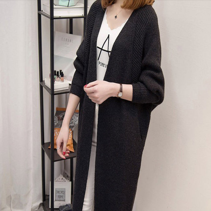 Kvinnors avslappnad cardigan med djup V-hals och lös passform design Mirla-Eva Jonsson