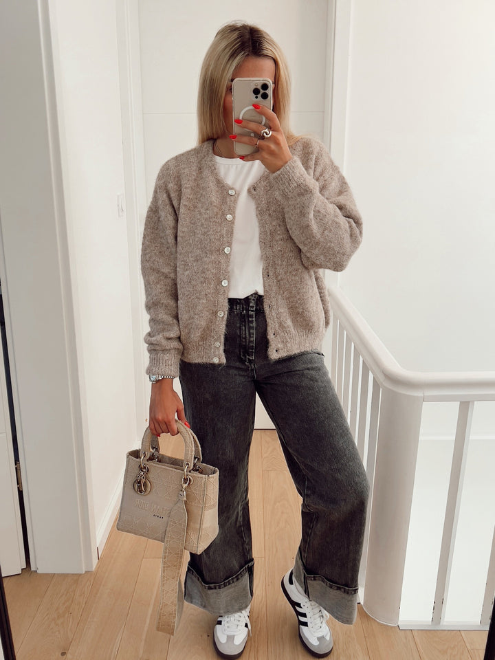 Kvinnors avslappnad cardigan med fin textur och knappar Mirla-Eva Jonsson