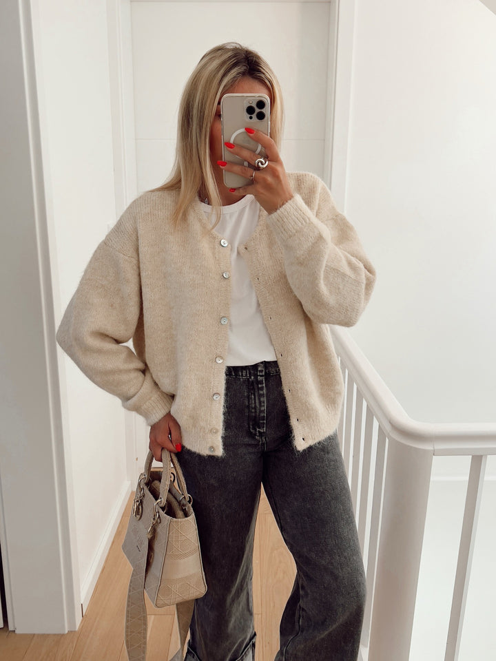 Kvinnors avslappnad cardigan med fin textur och knappar Mirla-Eva Jonsson