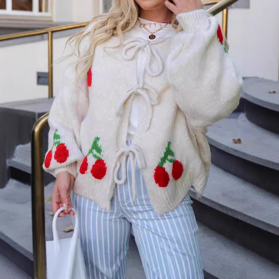Kvinnors avslappnad cardigan med lekfullt körsbärsmotiv och modern dragsko Mirla-Eva Jonsson