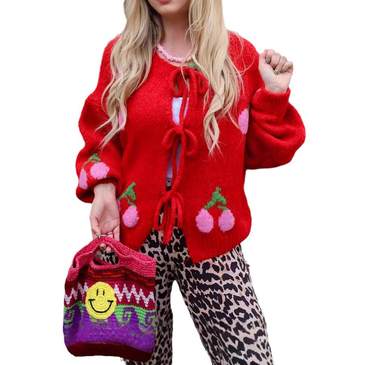 Kvinnors avslappnad cardigan med lekfullt körsbärsmotiv och modern dragsko Mirla-Eva Jonsson