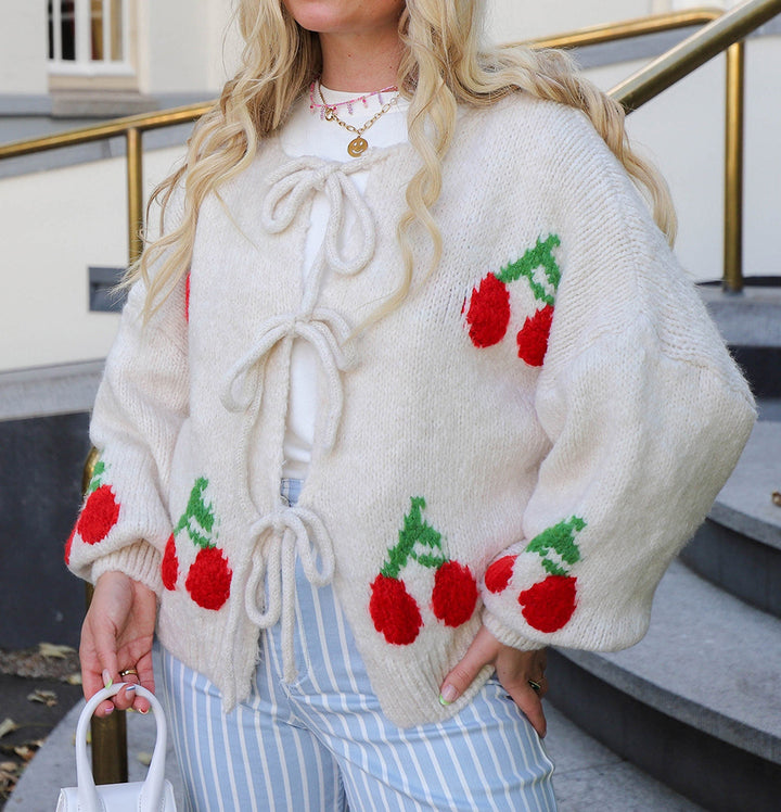 Kvinnors avslappnad cardigan med lekfullt körsbärsmotiv och modern dragsko Mirla-Eva Jonsson