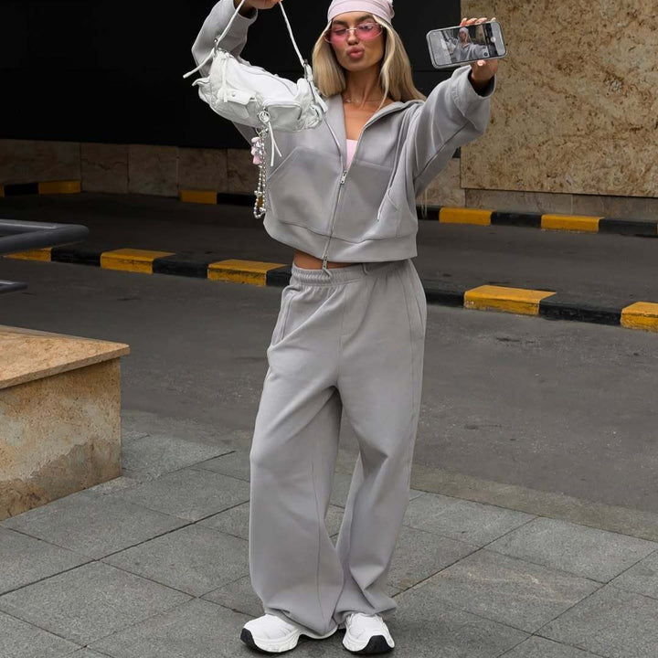 Kvinnors avslappnad crop top hoodie med lös passform och bekväma joggers Mirla-Eva Jonsson