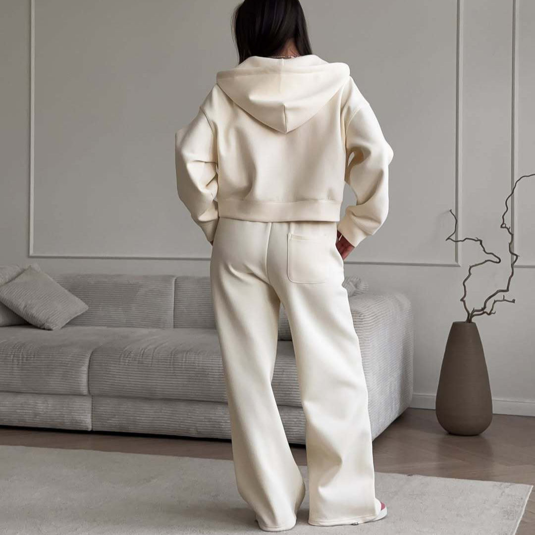 Kvinnors avslappnad crop top hoodie med lös passform och bekväma joggers Mirla-Eva Jonsson