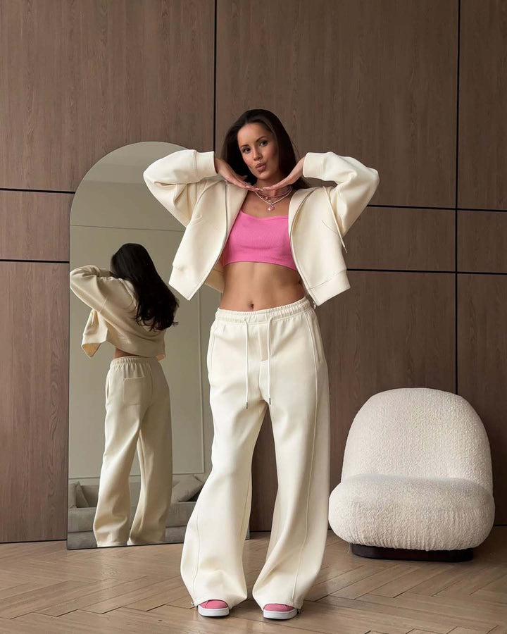 Kvinnors avslappnad crop top hoodie med lös passform och bekväma joggers Mirla-Eva Jonsson