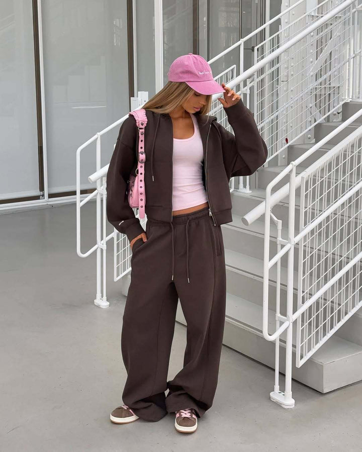 Kvinnors avslappnad crop top hoodie med lös passform och bekväma joggers Mirla-Eva Jonsson