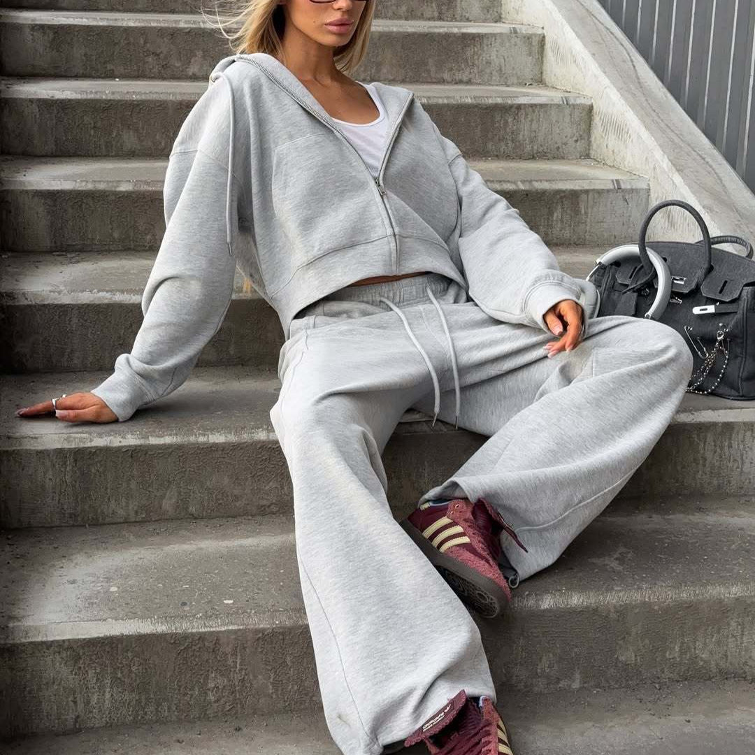 Kvinnors avslappnad crop top hoodie med lös passform och bekväma joggers Mirla-Eva Jonsson