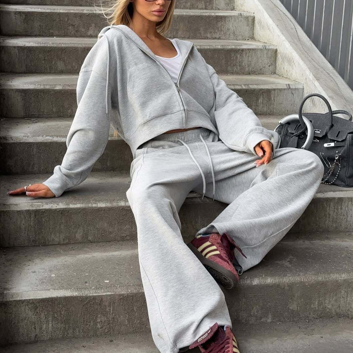 Kvinnors avslappnad crop top hoodie med lös passform och bekväma joggers Mirla-Eva Jonsson