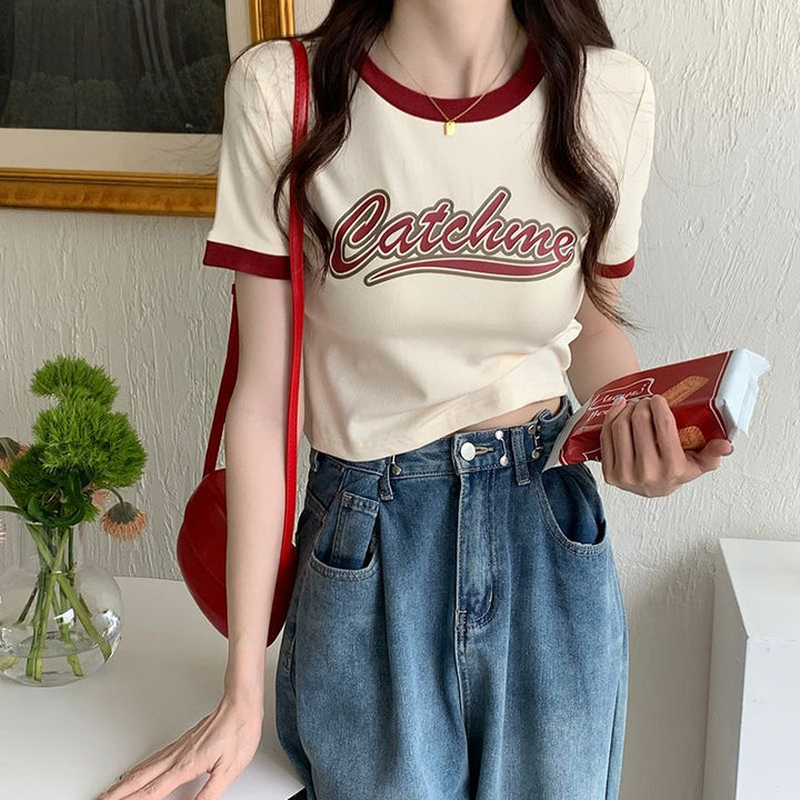 Kvinnors avslappnad crop top med kontrasterande ärmar och kreativt tryck Mirla-Eva Jonsson