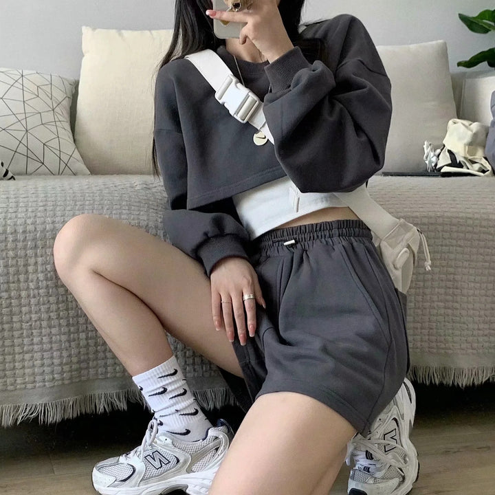 Kvinnors avslappnad crop top och shorts set Mirla-Eva Jonsson