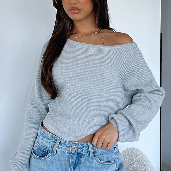 Kvinnors avslappnad crop tröja med asymmetrisk halsringning och ribbad textur Mirla-Eva Jonsson