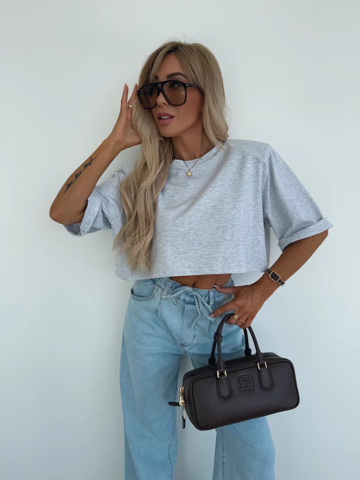 Kvinnors avslappnad croppad T-shirt med breda ärmar och material av hög kvalitet-Eva Jonsson