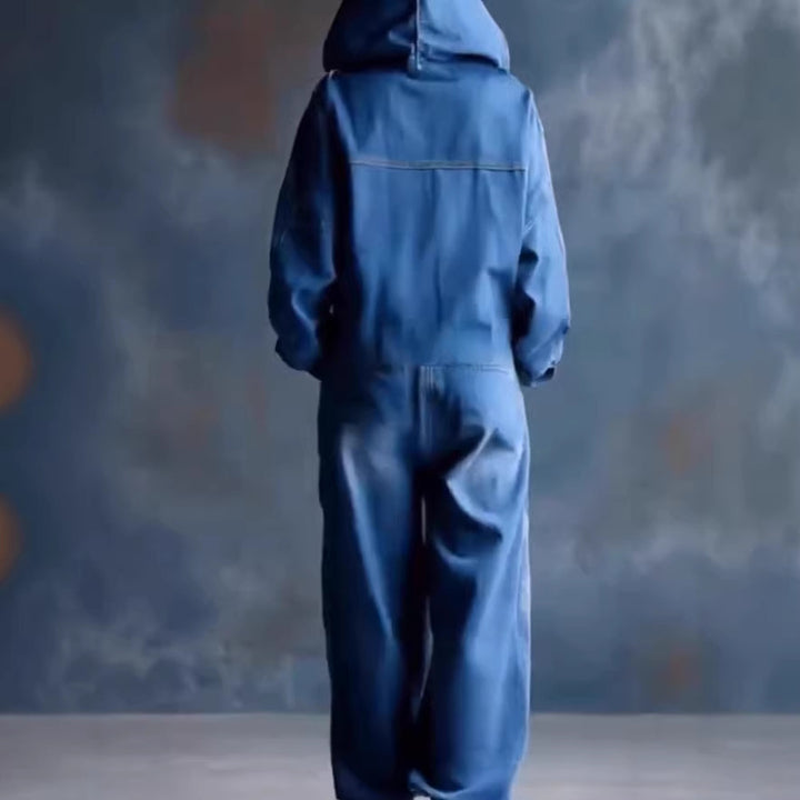 Kvinnors avslappnad denim jumpsuit med huva och praktiska fickor Mirla-Eva Jonsson