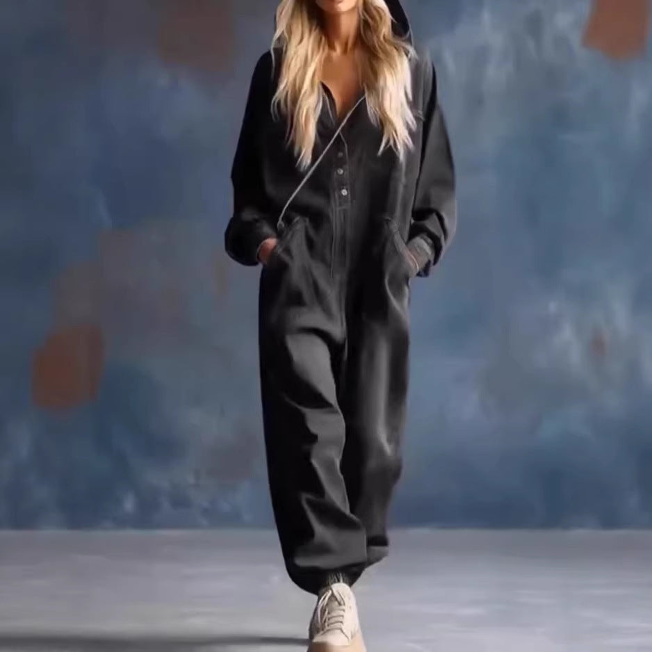Kvinnors avslappnad denim jumpsuit med huva och praktiska fickor Mirla-Eva Jonsson