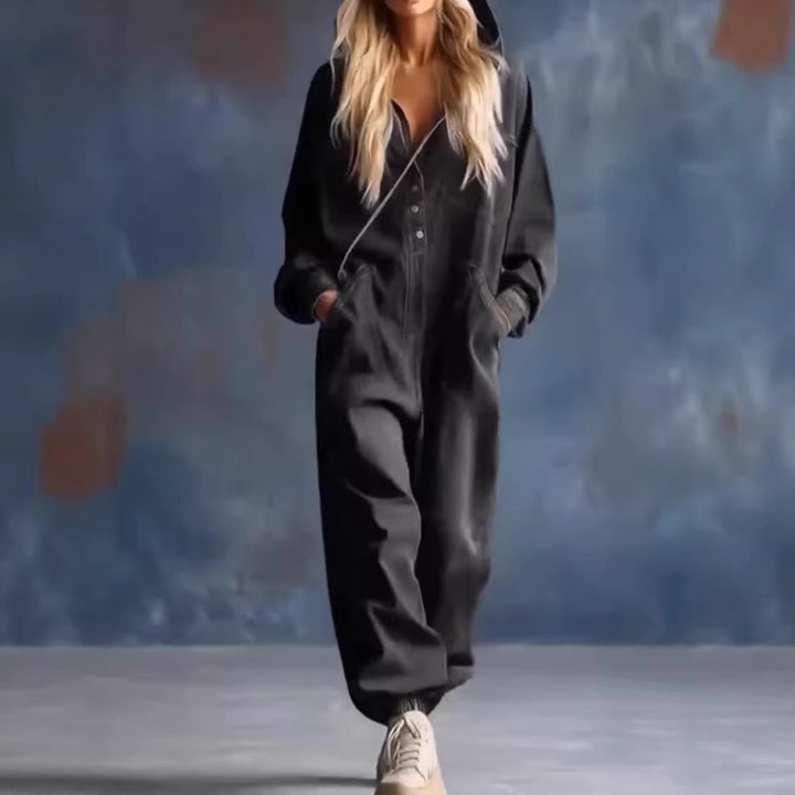 Kvinnors avslappnad denim jumpsuit med huva och praktiska fickor Mirla-Eva Jonsson