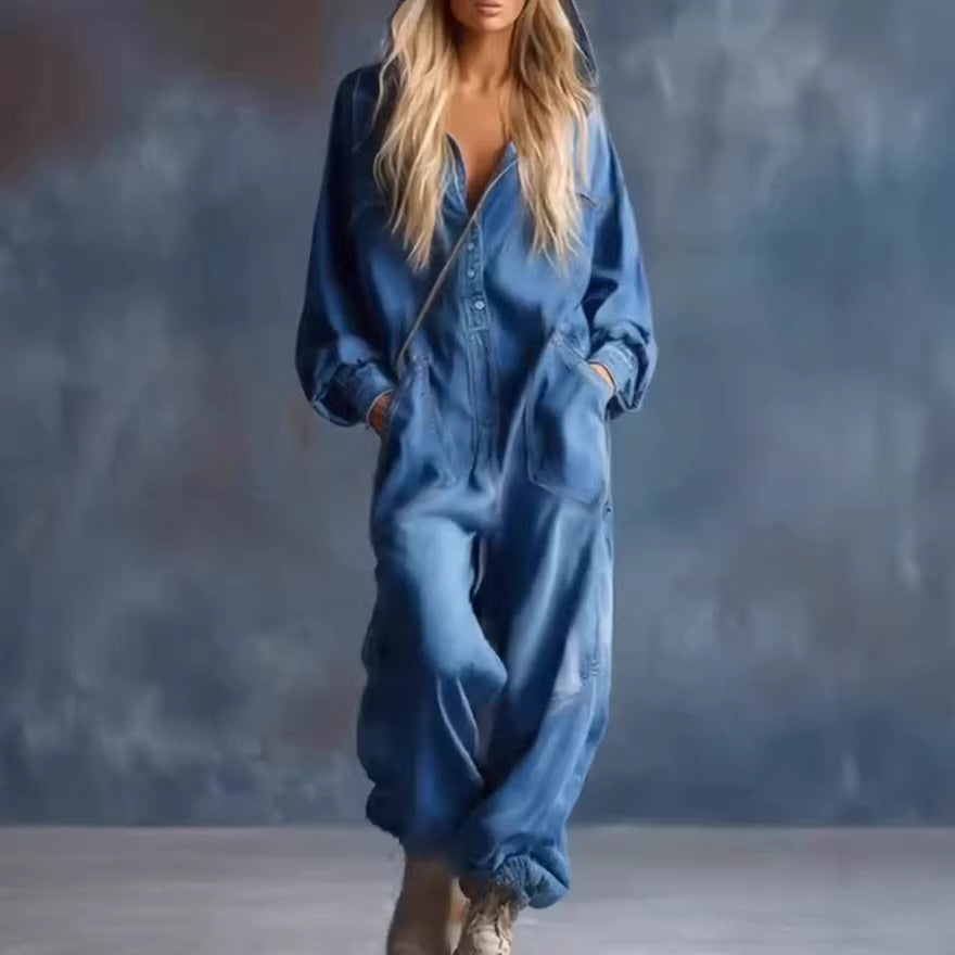 Kvinnors avslappnad denim jumpsuit med huva och praktiska fickor Mirla-Eva Jonsson
