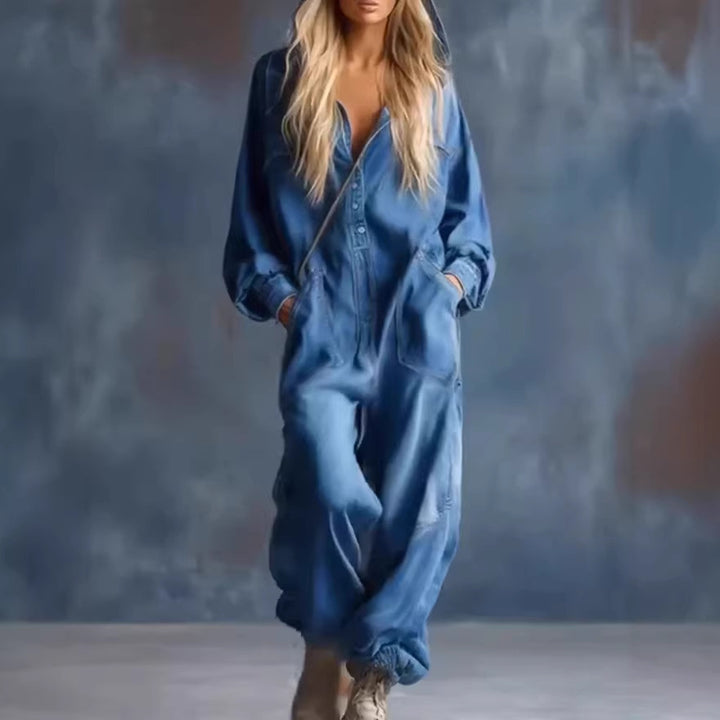 Kvinnors avslappnad denim jumpsuit med huva och praktiska fickor Mirla-Eva Jonsson