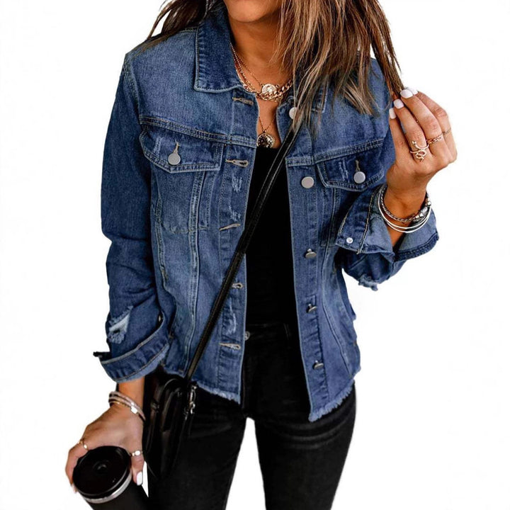 Kvinnors avslappnad denimjacka med slitna detaljer och klassisk skärning Mirla-Eva Jonsson