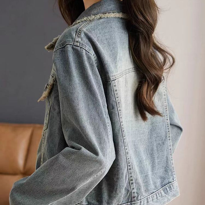 Kvinnors avslappnad denimjacka med stiliga fransar och dekorativa knapppdetaljer Mirla-Eva Jonsson