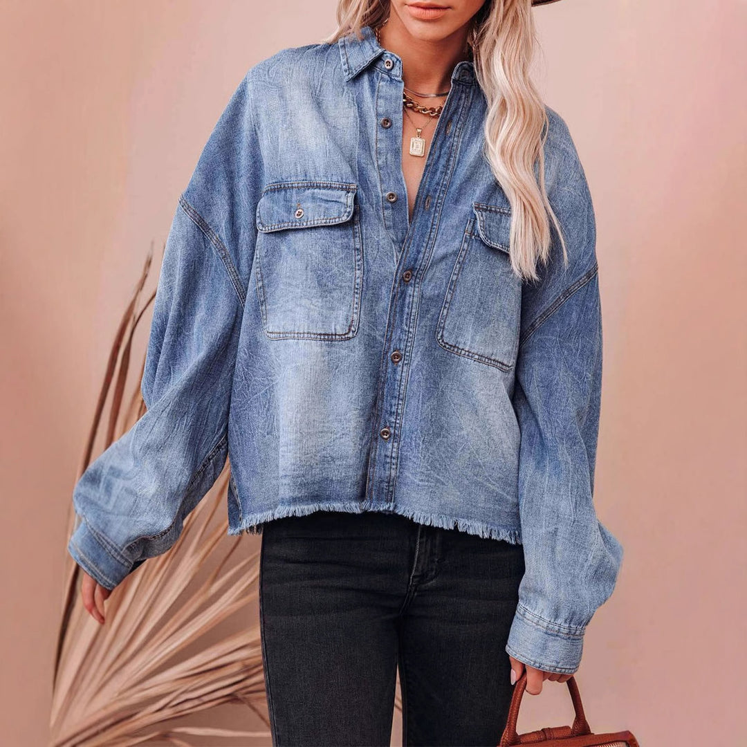 Kvinnors avslappnad denimskjorta jacka med fransade manschetter och praktiska fickor Mirla-Eva Jonsson