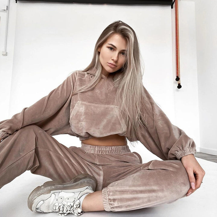 Kvinnors avslappnad fritids sportset tillverkat av mjuk velour Mirla-Eva Jonsson