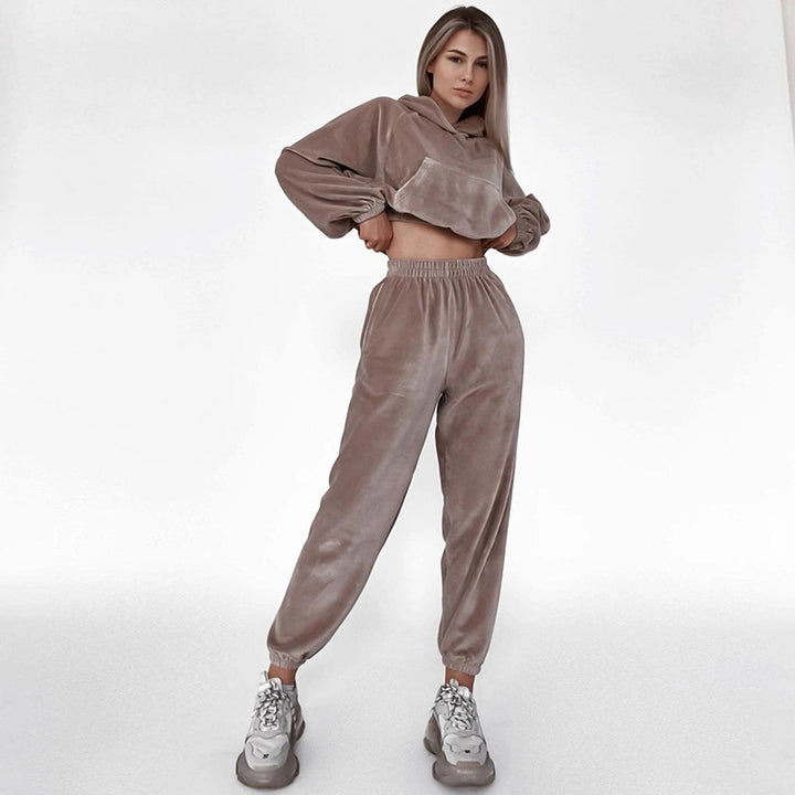 Kvinnors avslappnad fritids sportset tillverkat av mjuk velour Mirla-Eva Jonsson