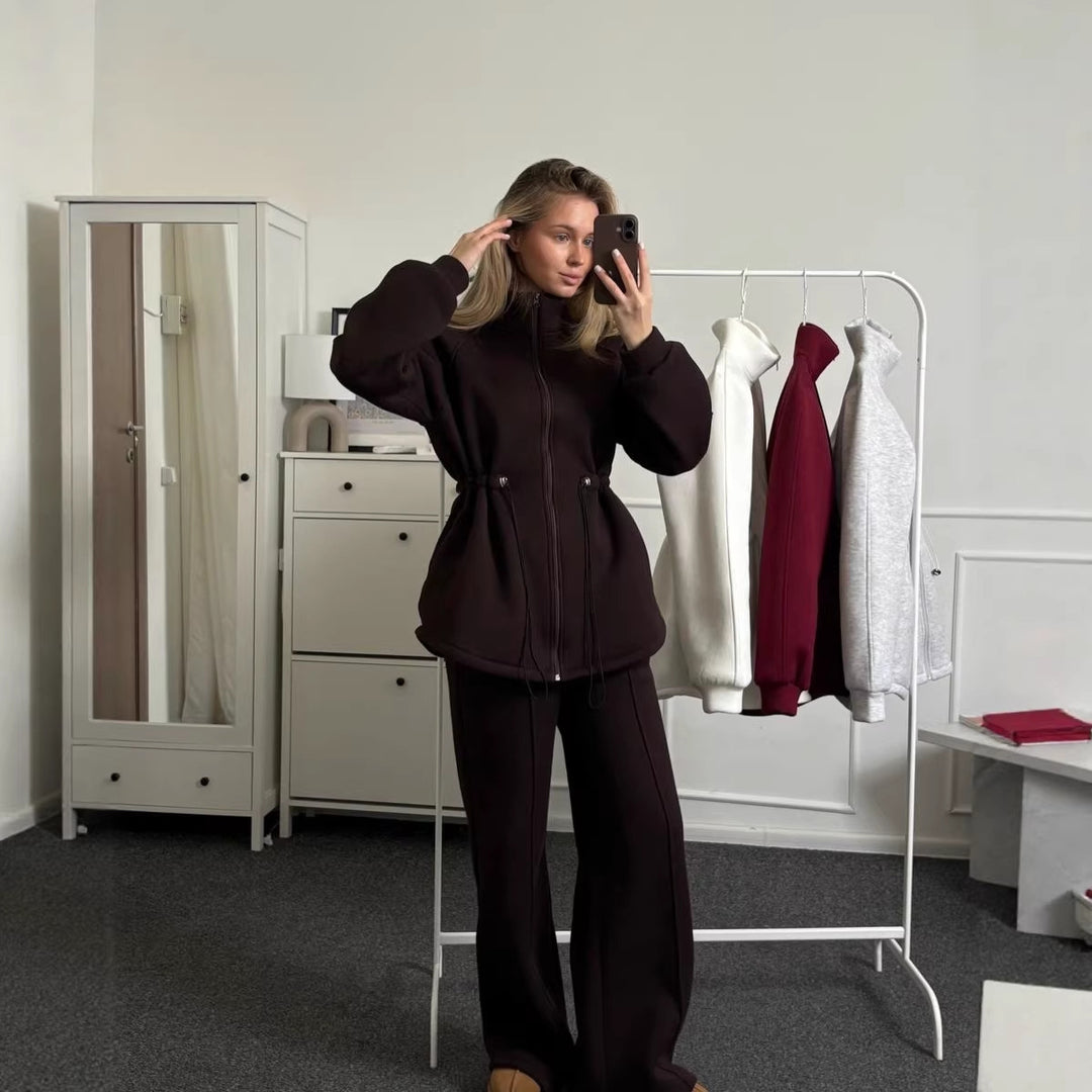 Kvinnors avslappnad fritidsset med mjukt tyg och elastisk midja Mirla-Eva Jonsson