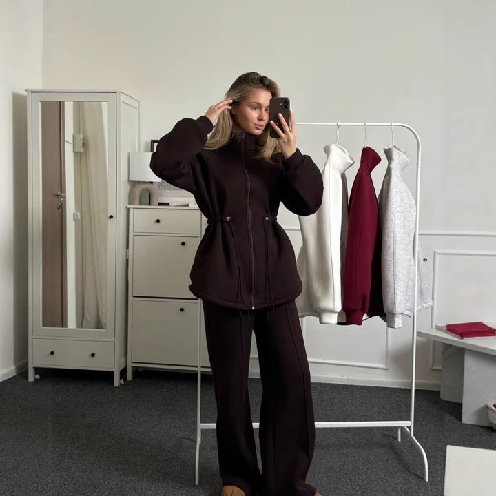 Kvinnors avslappnad fritidsset med mjukt tyg och elastisk midja Mirla-Eva Jonsson