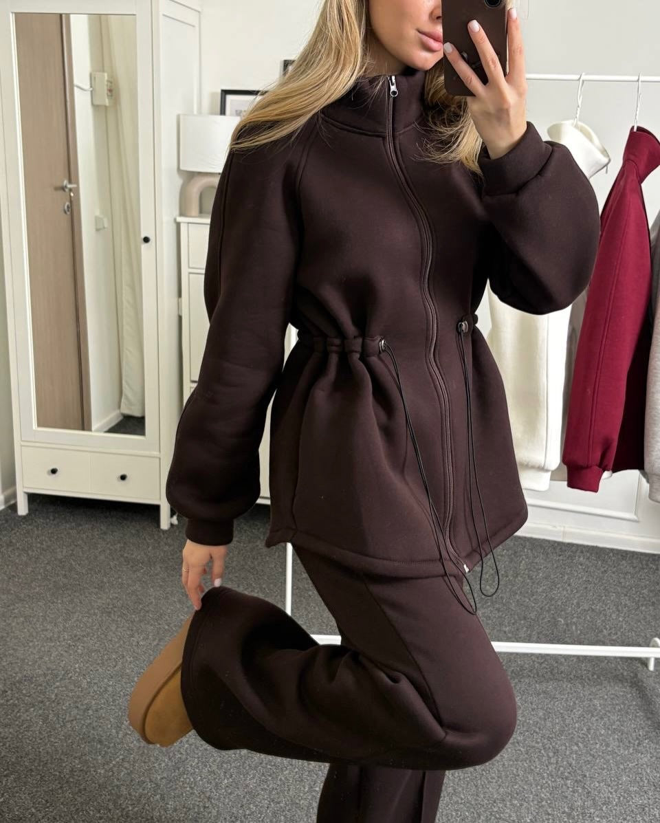 Kvinnors avslappnad fritidsset med mjukt tyg och elastisk midja Mirla-Eva Jonsson