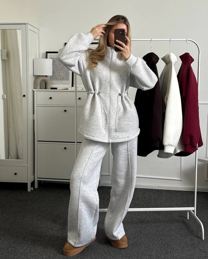 Kvinnors avslappnad fritidsset med mjukt tyg och elastisk midja Mirla-Eva Jonsson