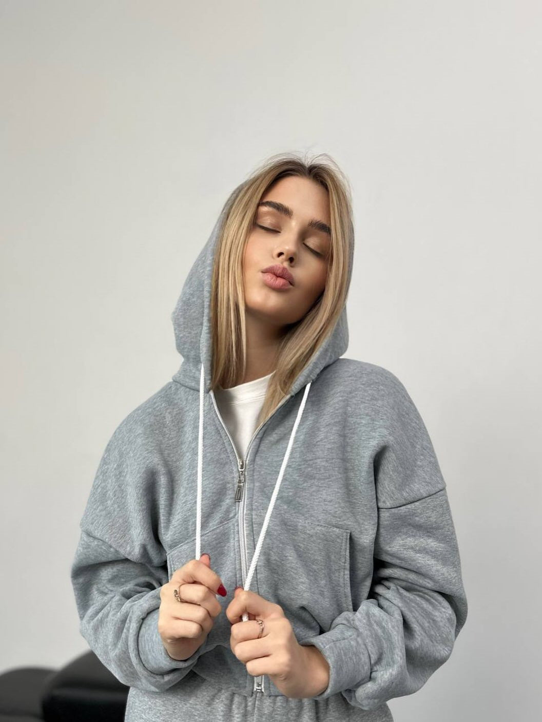 Kvinnors avslappnad hoodie jacka med hög krage och sidfickor Mirla-Eva Jonsson