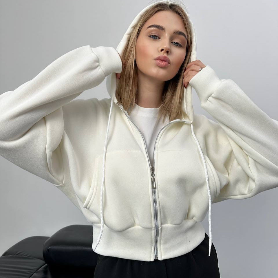 Kvinnors avslappnad hoodie jacka med hög krage och sidfickor Mirla-Eva Jonsson