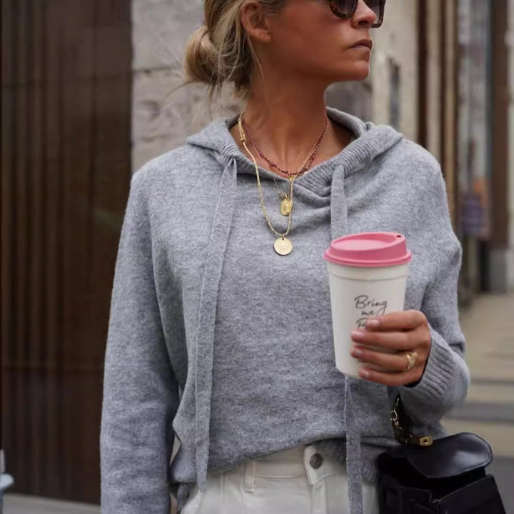 Kvinnors avslappnad hoodie med en modeinspirerad skärning och praktiska fickor Mirla-Eva Jonsson