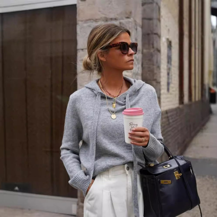 Kvinnors avslappnad hoodie med en modeinspirerad skärning och praktiska fickor Mirla-Eva Jonsson