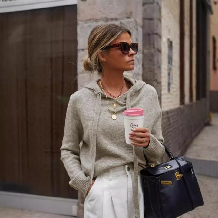 Kvinnors avslappnad hoodie med en modeinspirerad skärning och praktiska fickor Mirla-Eva Jonsson