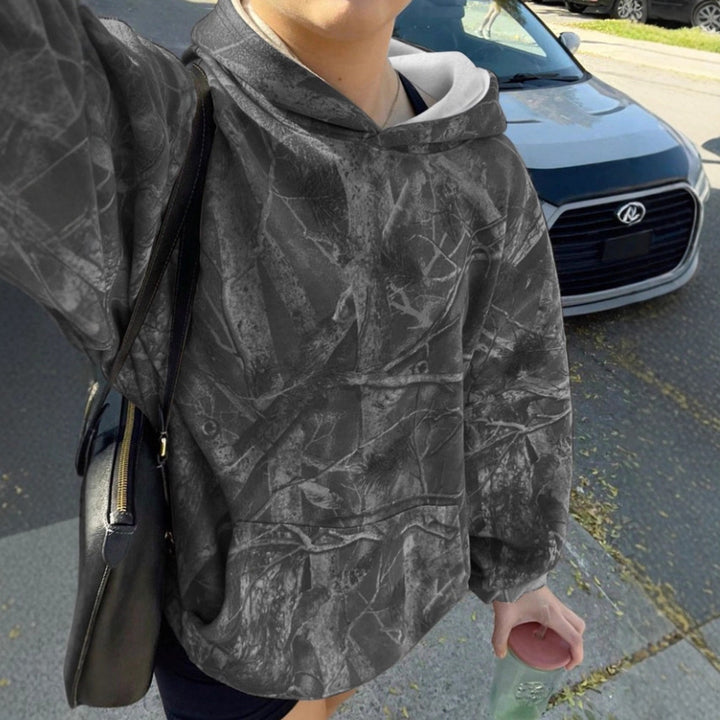 Kvinnors avslappnad hoodie med kamouflagemönster Mirla-Eva Jonsson