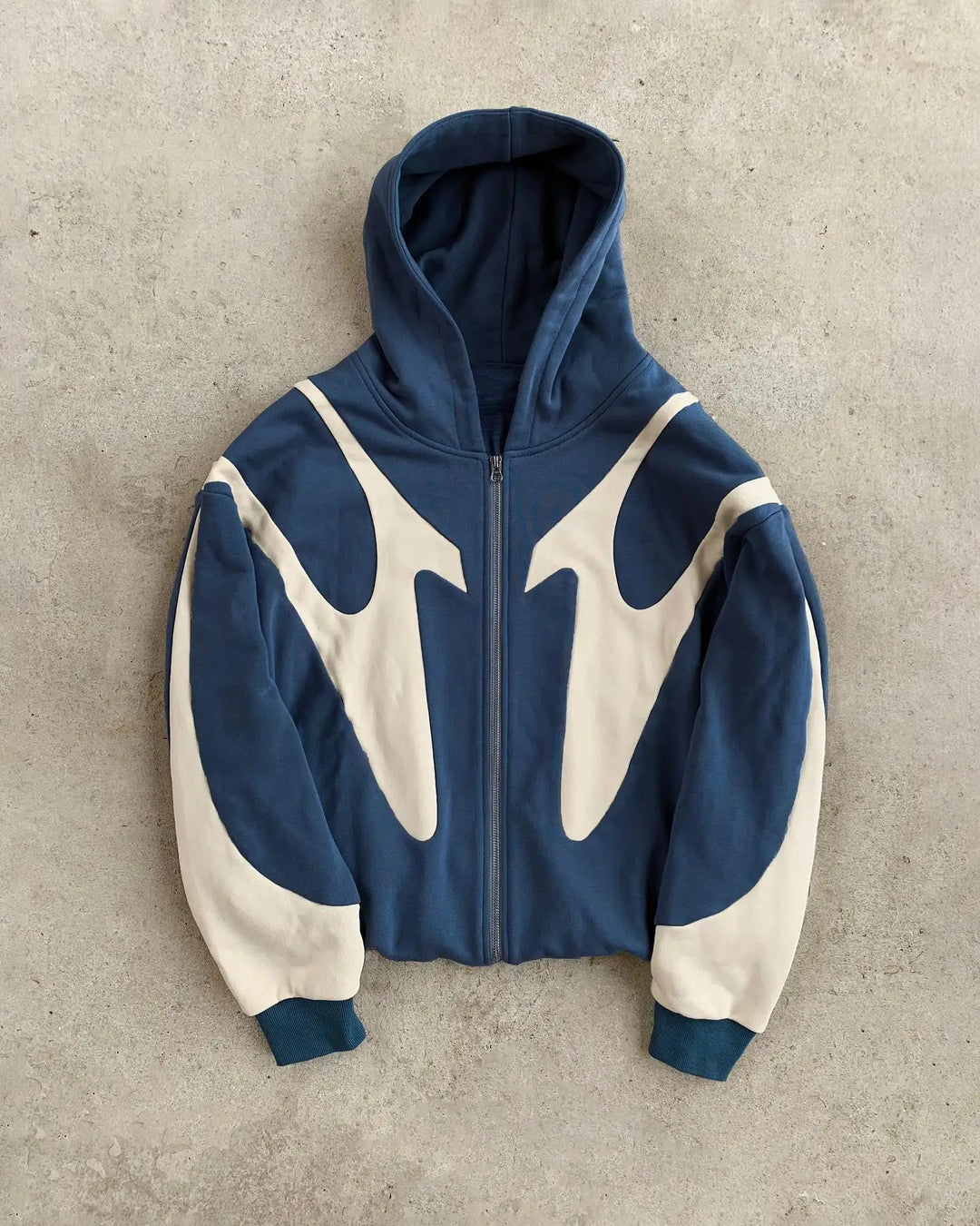 Kvinnors avslappnad hoodie med kontrasterande färgdetaljer och modern skärning Mirla-Eva Jonsson