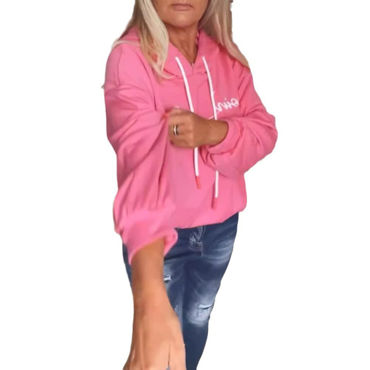Kvinnors avslappnad hoodie med modern texttryck och praktiska fickor Mirla-Eva Jonsson