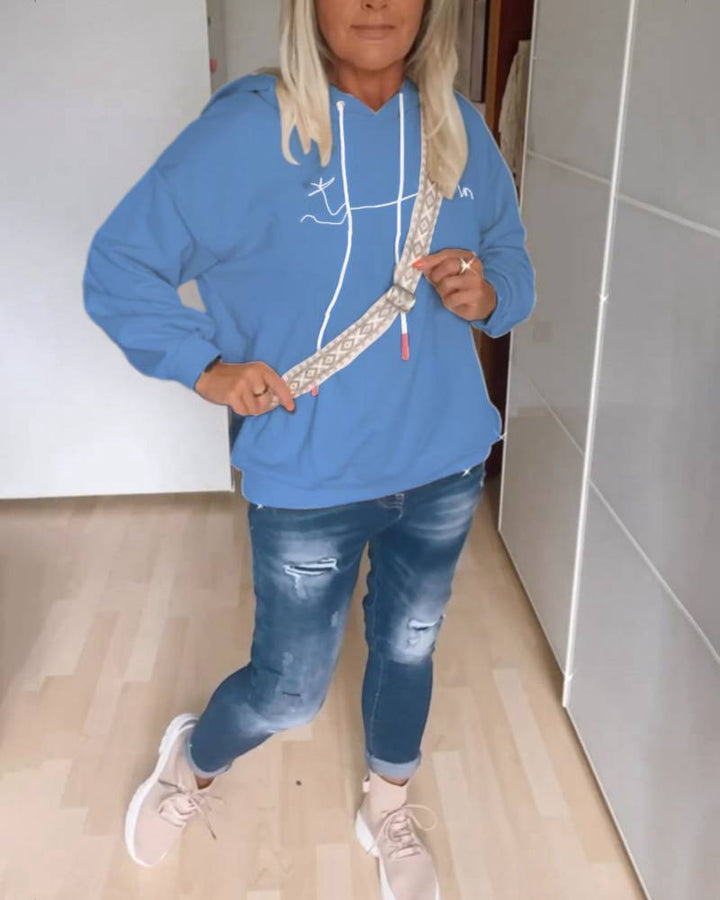 Kvinnors avslappnad hoodie med modern texttryck och praktiska fickor Mirla-Eva Jonsson