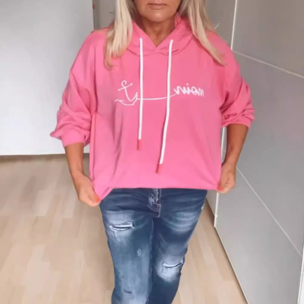 Kvinnors avslappnad hoodie med modern texttryck och praktiska fickor Mirla-Eva Jonsson