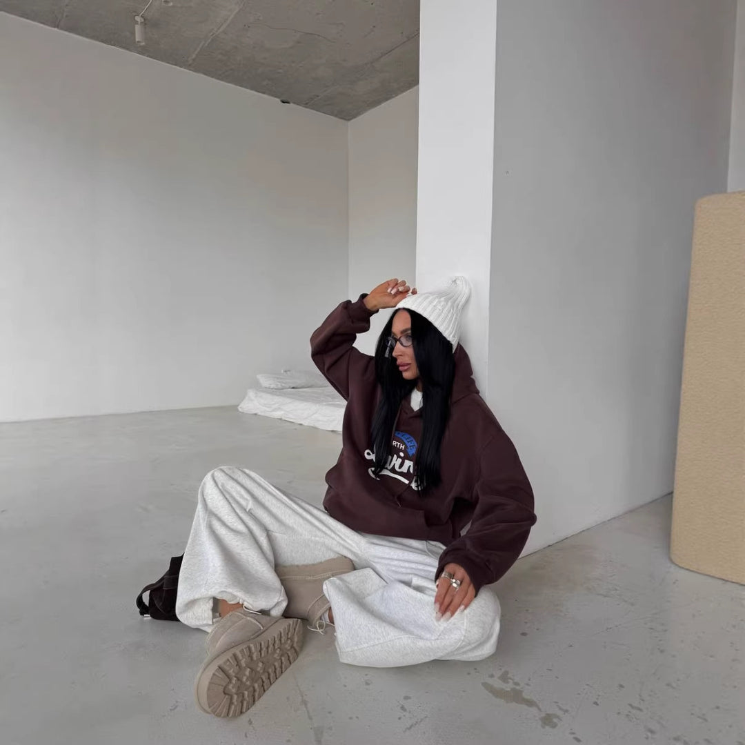 Kvinnors avslappnad hoodie med originaltryck och oversized skärning Mirla-Eva Jonsson