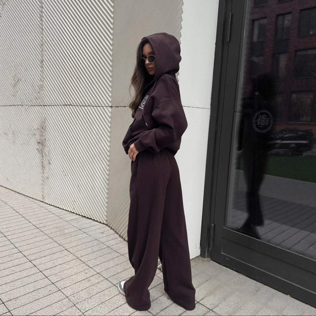 Kvinnors avslappnad hoodie med oversized skärning och elegant logotyp Mirla-Eva Jonsson