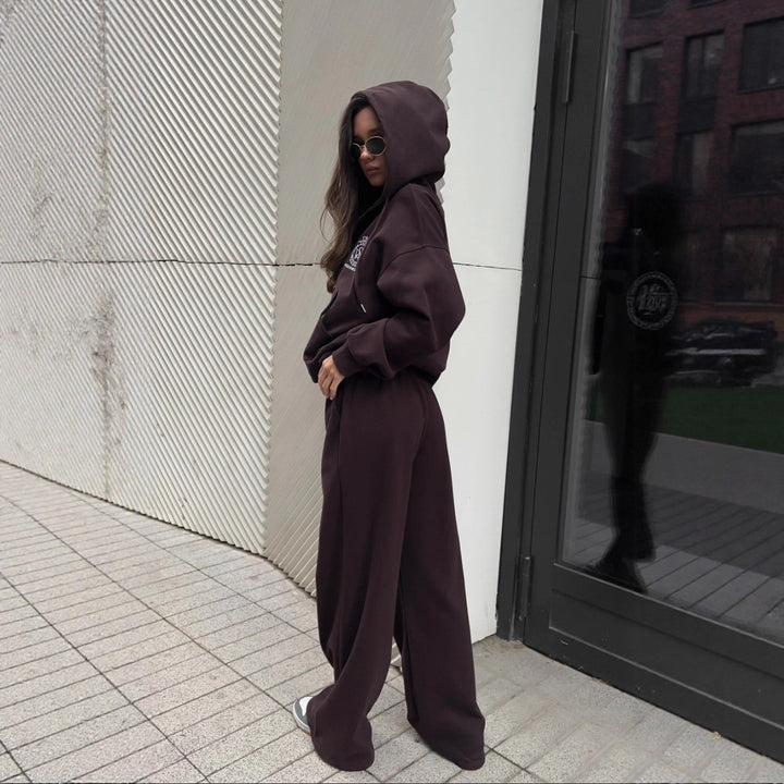 Kvinnors avslappnad hoodie med oversized skärning och elegant logotyp Mirla-Eva Jonsson