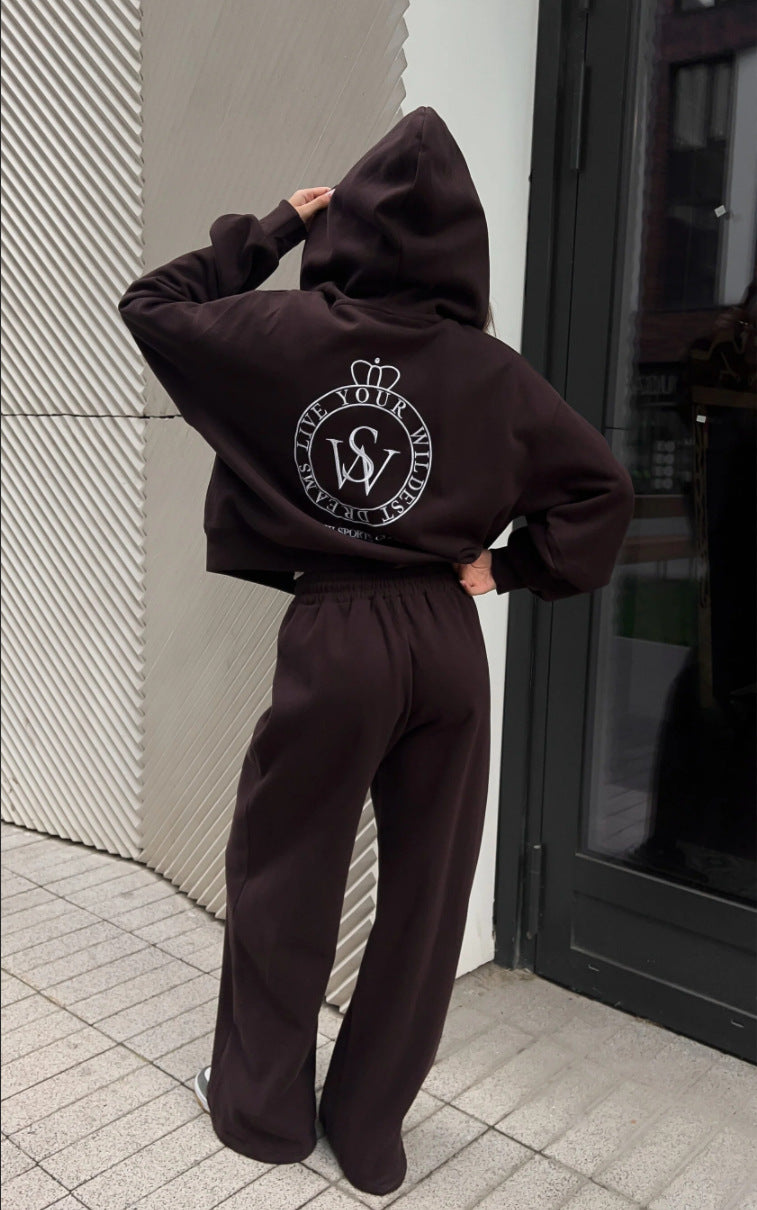 Kvinnors avslappnad hoodie med oversized skärning och elegant logotyp Mirla-Eva Jonsson