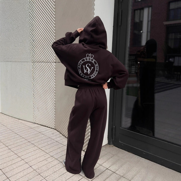 Kvinnors avslappnad hoodie med oversized skärning och elegant logotyp Mirla-Eva Jonsson