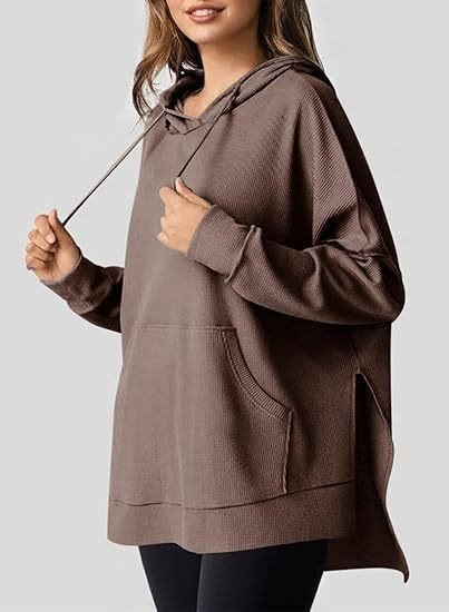 Kvinnors avslappnad hoodie med texturerad design och sänkta axlar Mirla-Eva Jonsson