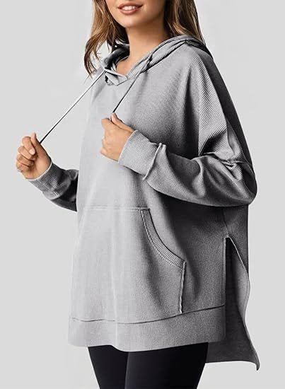 Kvinnors avslappnad hoodie med texturerad design och sänkta axlar Mirla-Eva Jonsson