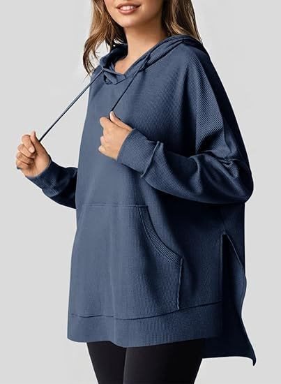 Kvinnors avslappnad hoodie med texturerad design och sänkta axlar Mirla-Eva Jonsson