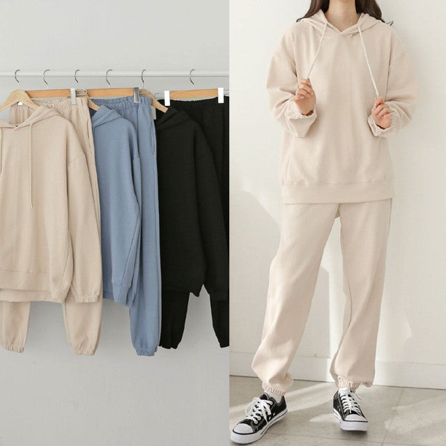Kvinnors avslappnad hoodie och sweatpants set gjord av mjukt bomullsmaterial Mirla-Eva Jonsson