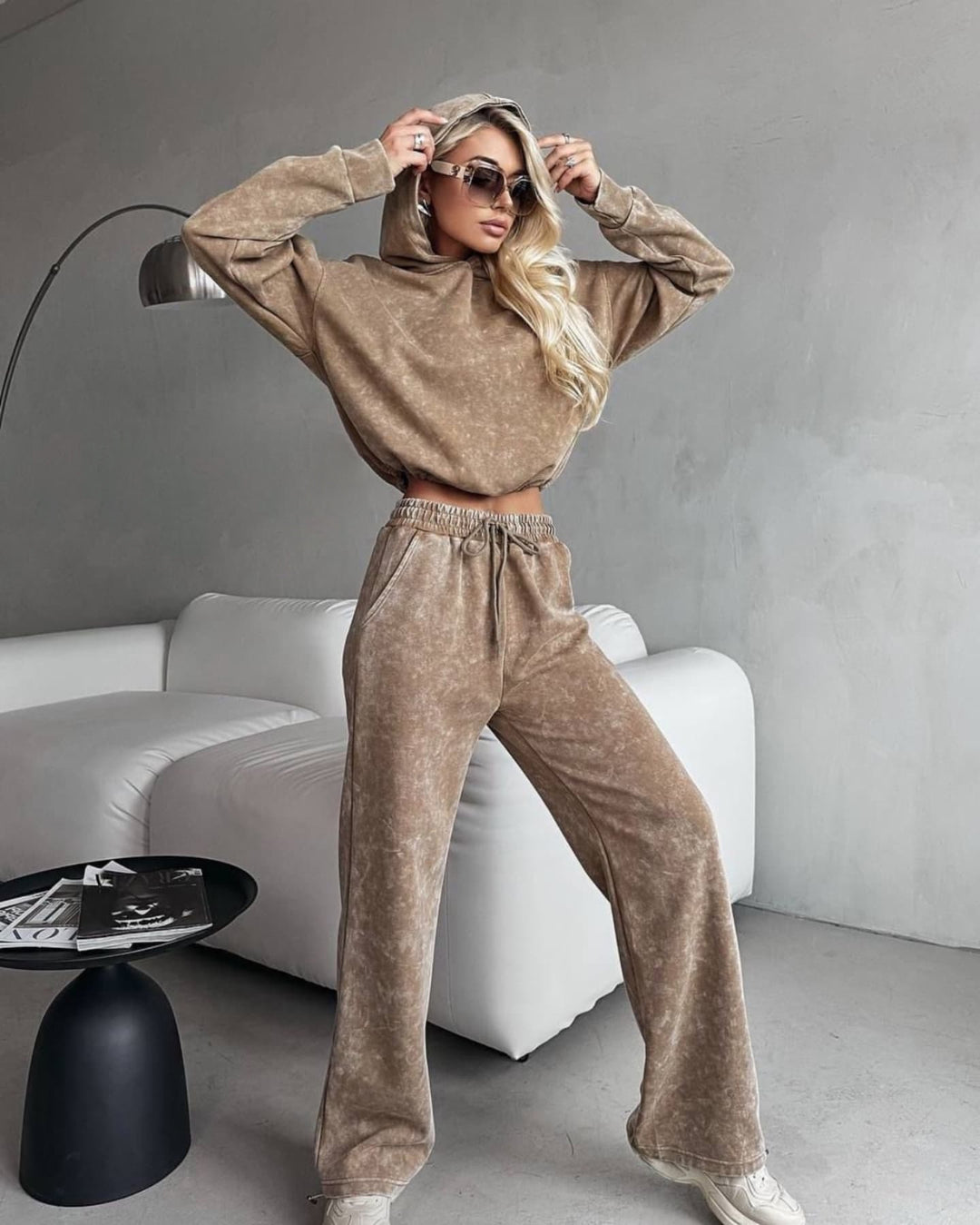 Kvinnors avslappnad hoodie set med vida byxor och elastisk midja Mirla-Eva Jonsson